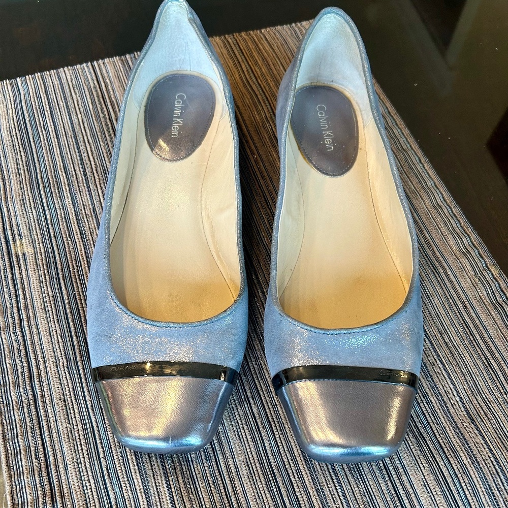 NEW Calvin Klein Shimmery Silver Ballet Flats with a Metallic Cap Toe Size 10